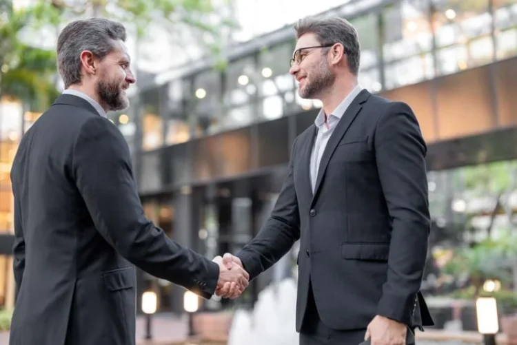 Strângerea de mână: cum să faci o bună impresie în orice context