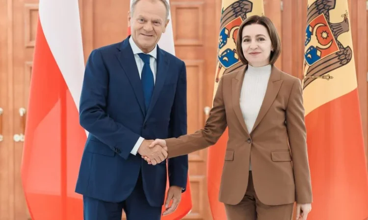 Maia Sandu “a înfuriat Moscova, a impresionat Europa, și-a salvat încă o dată țara”. Reverența lui Tusk pentru “un mare lider și o națiune curajoasă”