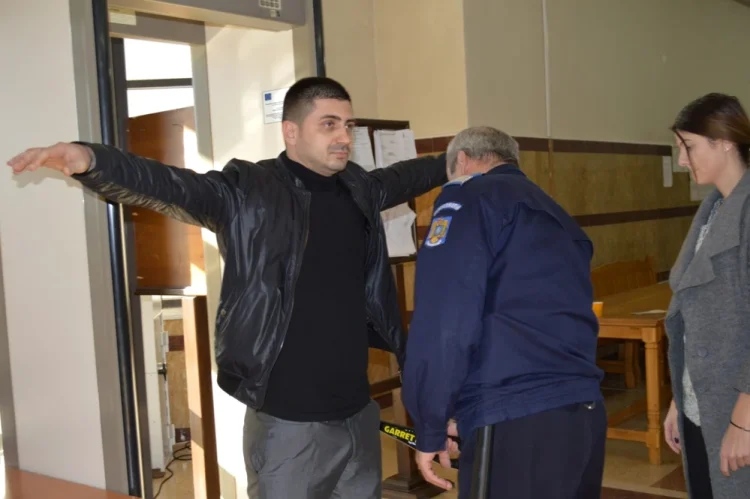 Condamnat în 2017 după ce a sechestrat o elevă, un fost creator de modă din Bârlad candidează pentru alegerile parlamentare din 1 decembrie. Ce s-a întâmplat cu procesul lui de viol
