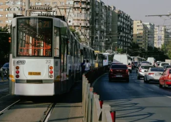 Pot șoferii să depășească pe linia de tramvai fără să ia amendă?
