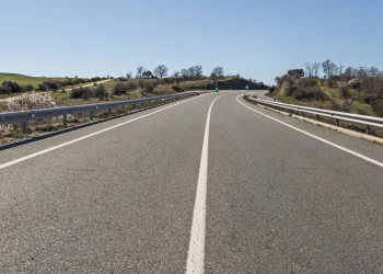 Este legal să depășești pe linia continuă dacă nu vine nicio mașină din sens opus?