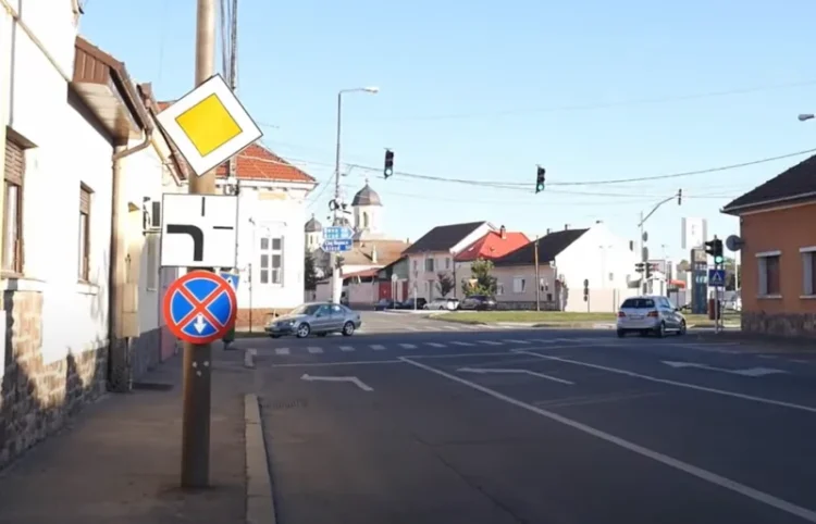 2024: Ești obligat să semnalizezi când virezi pe un drum cu prioritate?