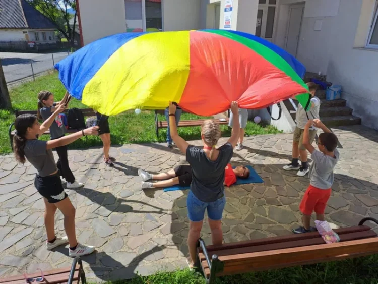 A organizat o bibliotecă în garajul de acasă: Ioana Hochia se visa polițistă, a ajuns învățătoare, iar acum este inspector