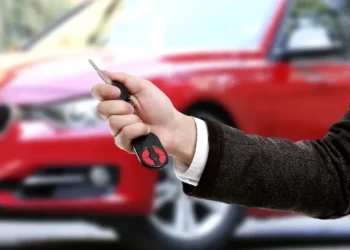 Este legal să pui anunț de vânzare auto în geamul mașinii?