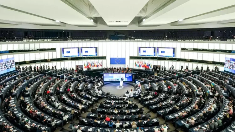 PE: Ucraina va primi un împrumut de până la 35 de de miliarde de euro din activele ruseşti îngheţate