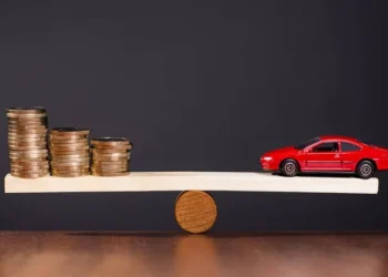 Studiu: Românii ar renunța să-și cumpere o mașină nouă pentru a-și face „poftele trecătoare”