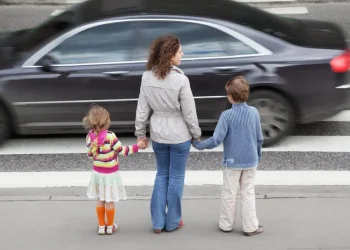 Cine are prioritate pe galben intermitent, pietonul sau mașina?