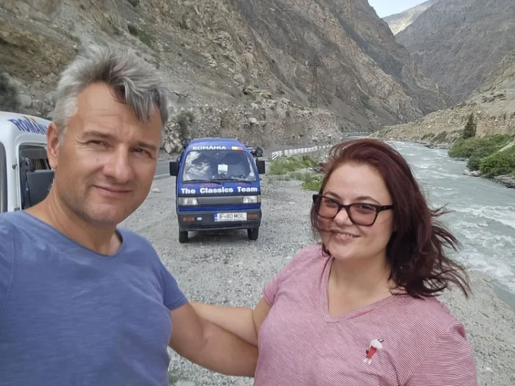 Aventura unor români pe Mongol Rally: „În Kazakhstan mi s-a rupt o basculă, în altă parte a intrat roata sub mașină. Nu știu pe unde s-a rupt un cablu de ambreiaj”