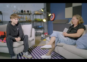 O conversație între o mamă și fiul ei adolescent despre bani