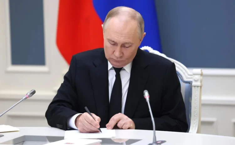 Putin a modificat doctrina nucleară a Federației Ruse: Moscova va răspunde cu arme atomice dacă Ucraina atacă Rusia cu arme occidentale