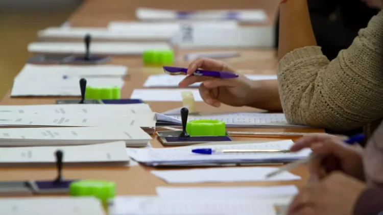 Eroarea banală care a determinat CCR să pună pe pauză alegerile prezidențiale: voturi numărate corect, dar trecute din greșeală altui candidat Eroarea banală care a determinat CCR să pună pe pauză alegerile prezidențiale: voturi numărate corect, dar trecute din greșeală altui candidat