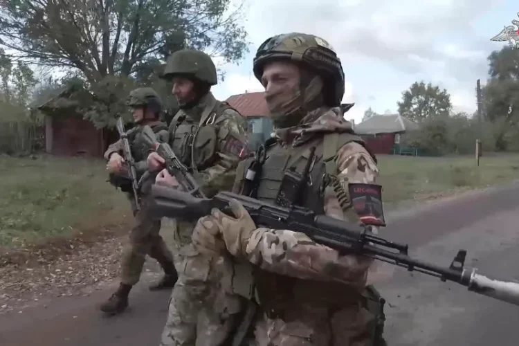 Ofensivă puternică a rușilor în Kursk. Ucrainenii înfruntă 50.000 de soldați adunați de Moscova, spune Zelenski