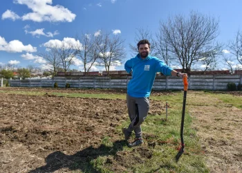„Un coleg spaniol s-a amuzat de mine când am strivit doza de bere – A, nu, nu, asta nu se face aici. Trebuie să o păstrezi intactă pentru reciclare. Mă dădusem de gol – la mine în țară nu se recicla” – Mihnea Simian, ING