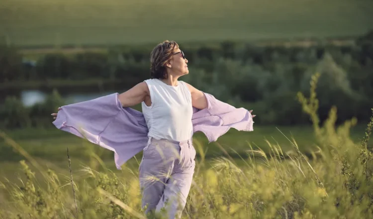 Menopauza NU trebuie să fie un chin – cum să treci mai ușor peste simptomele și provocările acestei etape