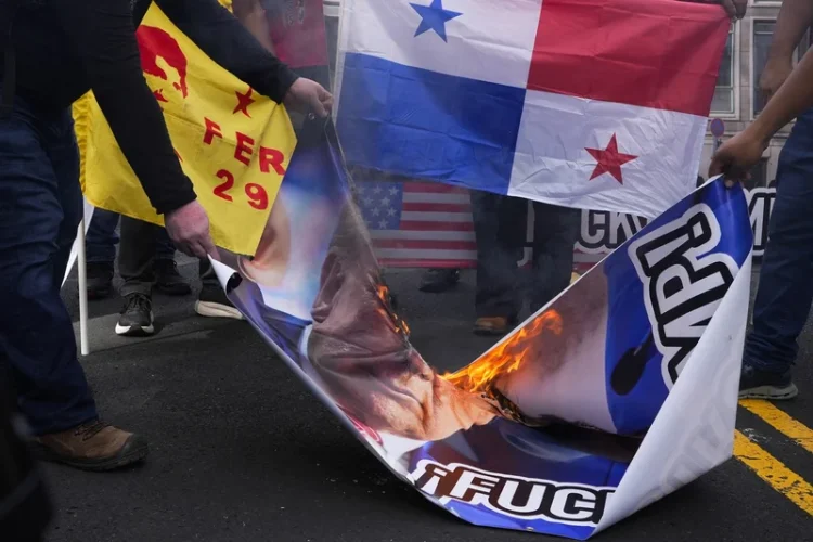 Manifestație împotriva lui Donald Trump în Panama. Zeci de persoane au strigat sloganuri în fața Ambasadei SUA: „Nu te-atinge de canal”