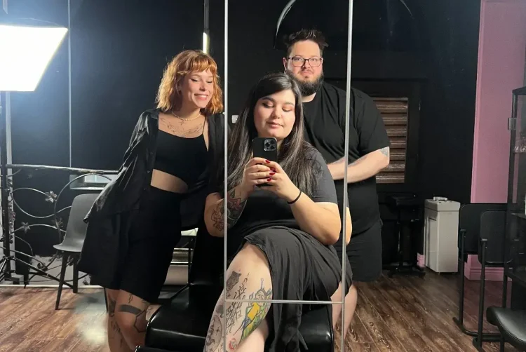 Când rasismul ucide sportul de performanță? Trei prieteni își dau mâna pentru același vis comun: arta tatuajelor la Hot Honey