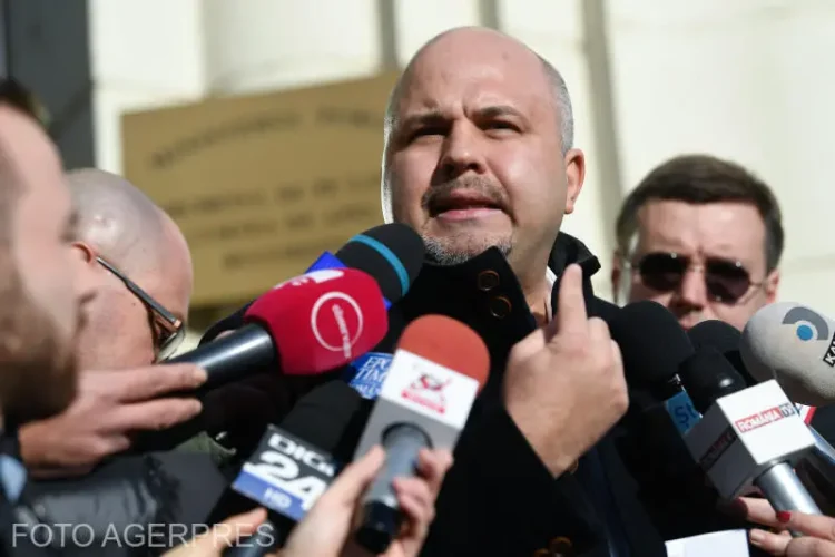 VIDEO USR anunță că depune plângere penală pe numele lui Ciolacu și Simonis privind voturile PSD direcționate către George Simion și Călin Georgescu VIDEO USR anunță că depune plângere penală pe numele lui Ciolacu și Simonis privind voturile PSD direcționate către George Simion și Călin Georgescu