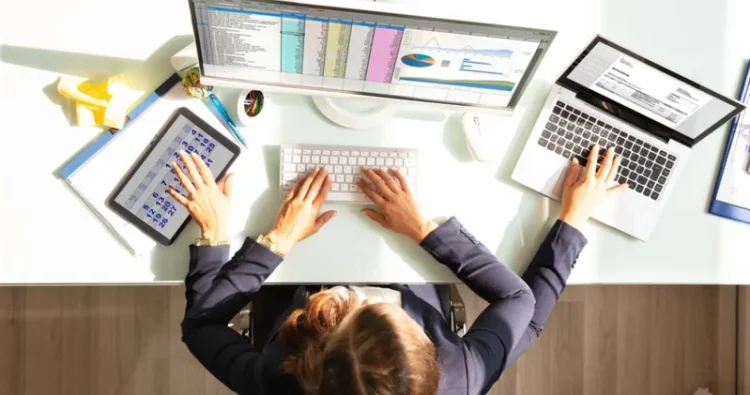 Românii intră cu teamă în 2025: Tot mai mulți își caută un al doilea job