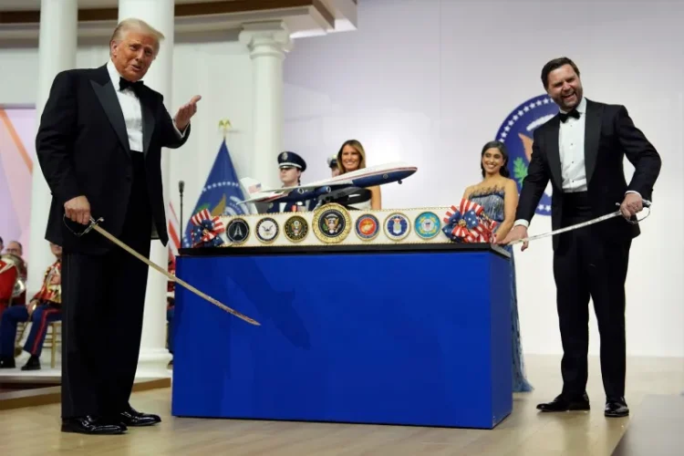 Cum a arătat prima zi a lui Donald Trump la Casa Albă: Măsuri pentru limitarea imigrației, oprirea pe loc a siteului unde se făceau programările și anularea celor deja făcute, precum și retragerea SUA din Acordul de mediu de la Paris. Circa 1.600 de susținători, grațiați