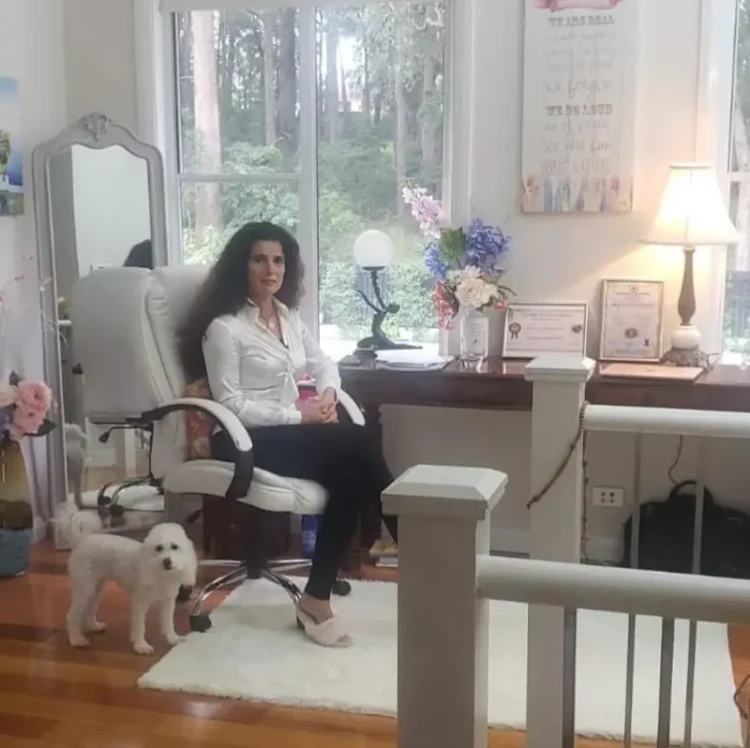 „Plecarea mea în străinătate la vârsta de 19 ani a fost o eliberare”. Povestea scriitoarei Anișoara Mustețiu ce a dus cultura românească până în Australia