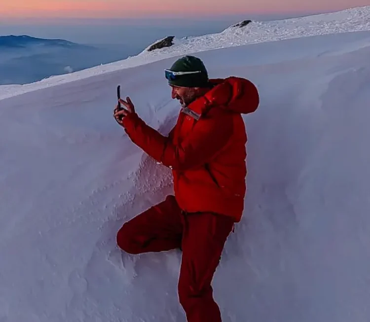Povestea izolării în locul în care timpul se măsoară în apusuri, răsărituri și furtuni de zăpadă: Sergiu Olteanu, meteorolog pe cel mai înalt vârf locuit din România