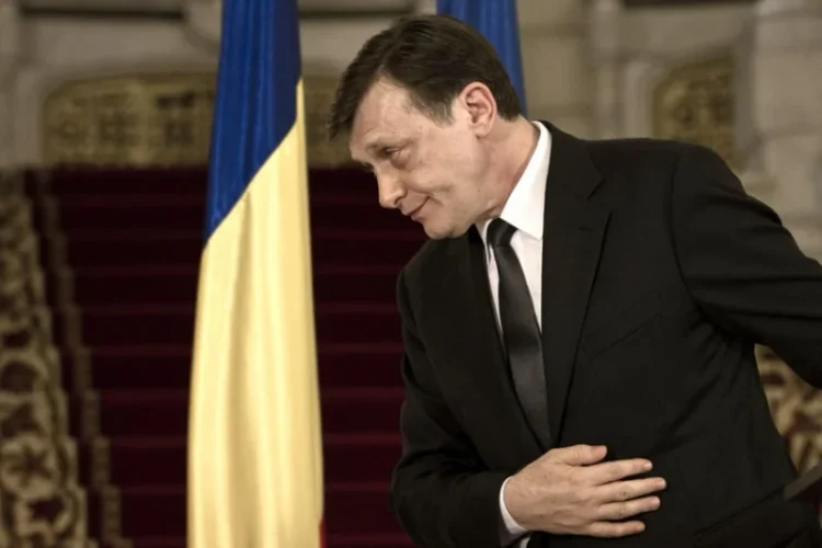 Antonescu, acest Rică Venturiano al zilelor noastre, împins de la spate de soție și ”condamnat” să fie președintele României