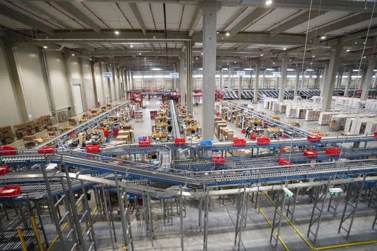5 tendințe cheie din comerțul online în 2025: Ce crede eMAG că va îmbunătăți experiența clienților 5 tendințe cheie din comerțul online în 2025: Ce crede eMAG că va îmbunătăți experiența clienților