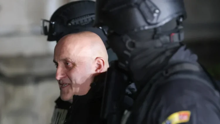 Ce au găsit procurorii la percheziții acasă la Potra. Lansatoare de grenade, lingouri de aur, milioane de euro