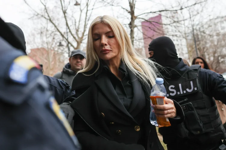 STENOGRAME Laura Vicol a fost avertizată că urmează perchezițiile și vrut să ascundă probe, acuză procurorii. „Ne trezim la 6 în fiecare dimineață de când ne-au anunțat că vin de la DIICOT”