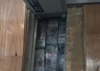 FOTO Un seif cu un milion și jumătate de dolari găsit de procurori în podeaua casei lui Horațiu Potra. Au fost găsite inclusiv arme și echipament de luptă