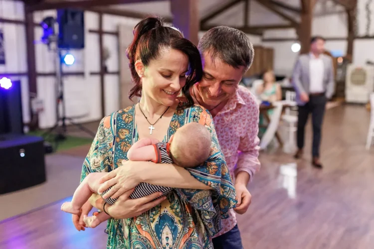 Părinții au ales să o nască deși abia aveau 20 de ani. La 19 ani, ea a făcut avort și „durerea s-a instalat”. Astăzi Adelina Fronea este mama lui Efrem-Ioan și ajută, prin Asociația LifeCall, femeile însărcinate aflate în criză Părinții au ales să o nască deși abia aveau 20 de ani. La 19 ani, ea a făcut avort și „durerea s-a instalat”. Astăzi Adelina Fronea este mama lui Efrem-Ioan și ajută, prin Asociația LifeCall, femeile însărcinate aflate în criză