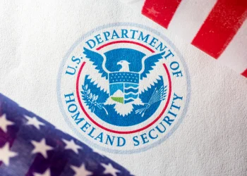 Ridicarea vizelor pentru români, „reanalizată” de Statele Unite cu puțin timp înainte să intre în vigoare. Explicațiile Homeland Security pentru HotNews și reacțiile venite de la București