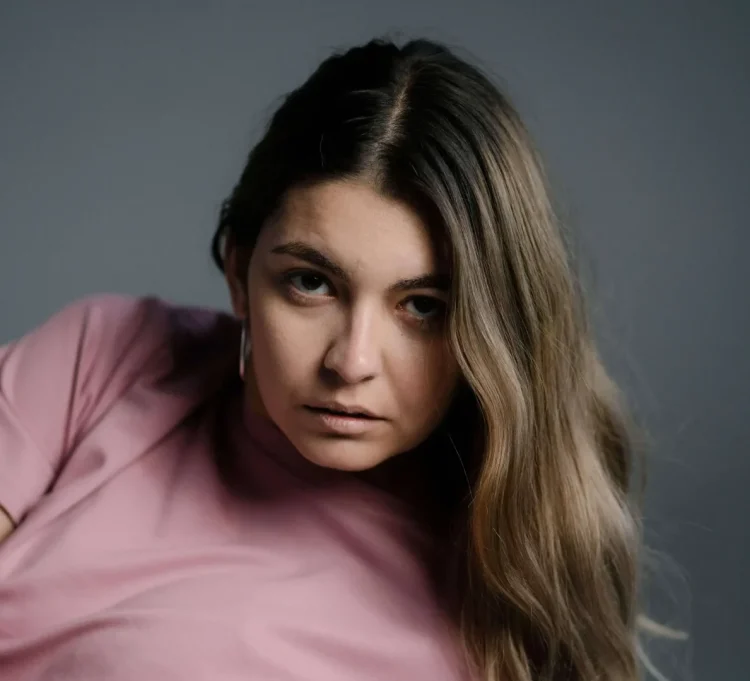 Despre feminitate, singurătate și suveranism cu Kiki Simion: între „Mult timp mi-am dorit să fiu dorită ca actriță” și „Mă îngrozește extremismul”