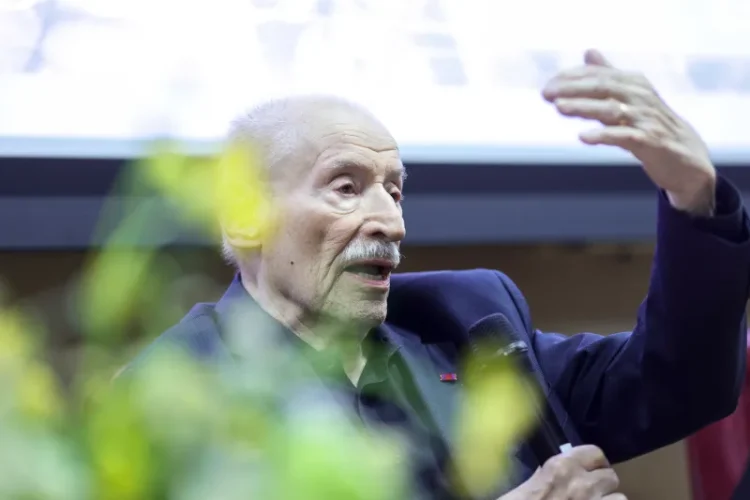 Cui i-ar da acum Victor Rebengiuc un sul de hârtie igienică „să se șteargă la gură”