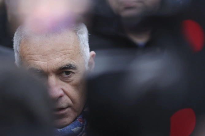 Noi percheziții în dosarul privind finanţarea campaniei electorale din 2024 a lui Călin Georgescu. Anchetatorii ridică documente de la sediile a două firme din Vâlcea și Argeș Noi percheziții în dosarul privind finanţarea campaniei electorale din 2024 a lui Călin Georgescu. Anchetatorii ridică documente de la sediile a două firme din Vâlcea și Argeș