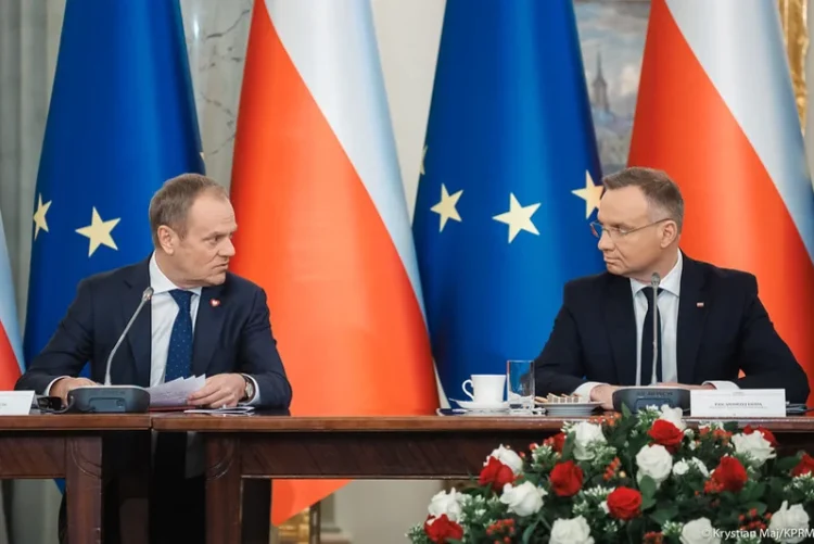 Polonia lucrează la un plan de pregătire militară pentru o armată de 500.000 de oameni și la includerea unui prag de 4% din PIB pentru apărare în Constituție, anunță Tusk și Duda