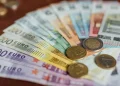 Peste un milion și jumătate de angajați români au ajuns să câștige peste o mie de euro net pe lună însă prăpastia dintre veniturile mari și salariul minim rămâne adâncă