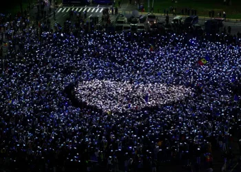 „EuRo Manifest”: Peste 10.000 de români au manifestat pașnic în Piața Victoriei, formând o inimă care bate pentru Europa pe acordurile imnului UE