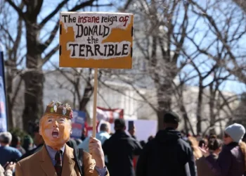 America se sufocă, la o lună de la înscăunarea lui Trump. Să vii astăzi în fața americanilor și să le spui că tu vrei să-i împrietenești cu Putin e, în sine, o aberație