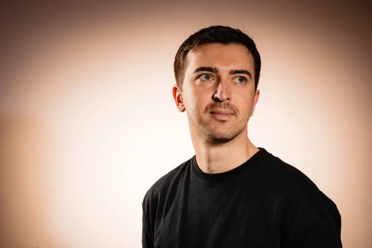 Cum ajungi de la muzica tradițională la cea clasică? Răzvan Rădos: „Am crescut într-o familie cu valori creștine, iar mândria personală era considerată o greșeală”