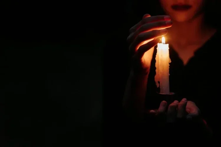Cum supraviețuiești unei pene de curent: 5 lucruri de care ai neapărată nevoie