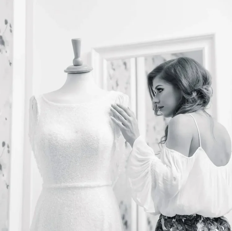 A lăsat un job bun în domeniul farmaceutic pentru un vis descoperit cu mașina de cusut într-o cameră de 12 mp. Cum a început Mihaela Bodea să viseze la o afacere de succes