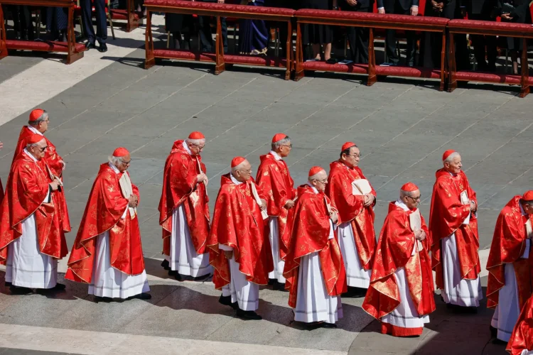 Cardinalii se întâlnesc astăzi la Roma pentru a stabili data conclavului / Cum va avea loc votul