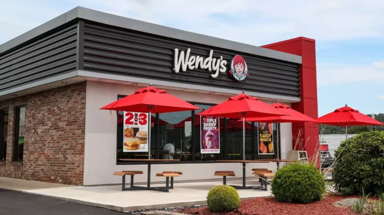 Wendy’s, lanțul de fast-food american care se lansează curând în România, face angajări pentru primele restaurante. Ce salarii oferă
