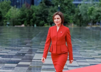 După summitul Comunității Politice Europene, Maia Sandu a votat la Ambasada României la Tirana: România are nevoie de noi și Europa are nevoie de noi în România