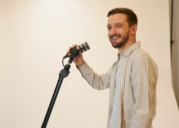 Diploma îl recomandă să fie la catedră, dar jonglează între Digi24 și muzica religioasă. Gabriel Cîndea: „Regretele mele sunt întrebări la care m-am resemnat că nu o să mai primesc răspuns”