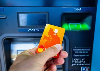 Câți bani vor plăti românii care scot 2.000 de lei de la bancomat, dacă se va aplica „taxa universală”