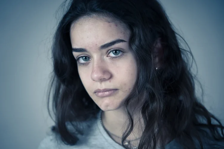 Când un bărbat de 40 de ani seduce o fată de 14, nu e iubire. Psiholog: „E o formă de manipulare emoțională, extrem de periculoasă, care poartă numele de grooming”