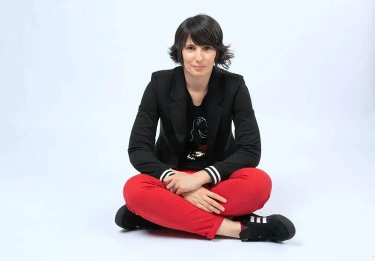 Ce înseamnă să iubești «greșit»? Anelise Sălan spune, în imagini, povestea unei iubiri queer, a unui proces la CEDO și a unei societăți care alege să întoarcă privirea