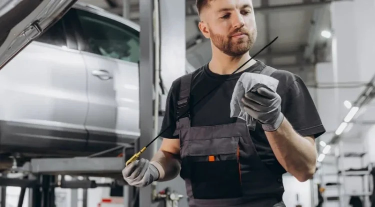 Cum se verifică uleiul la motor când afara sunt peste 25 de grade. Niciodată să nu faci asta!